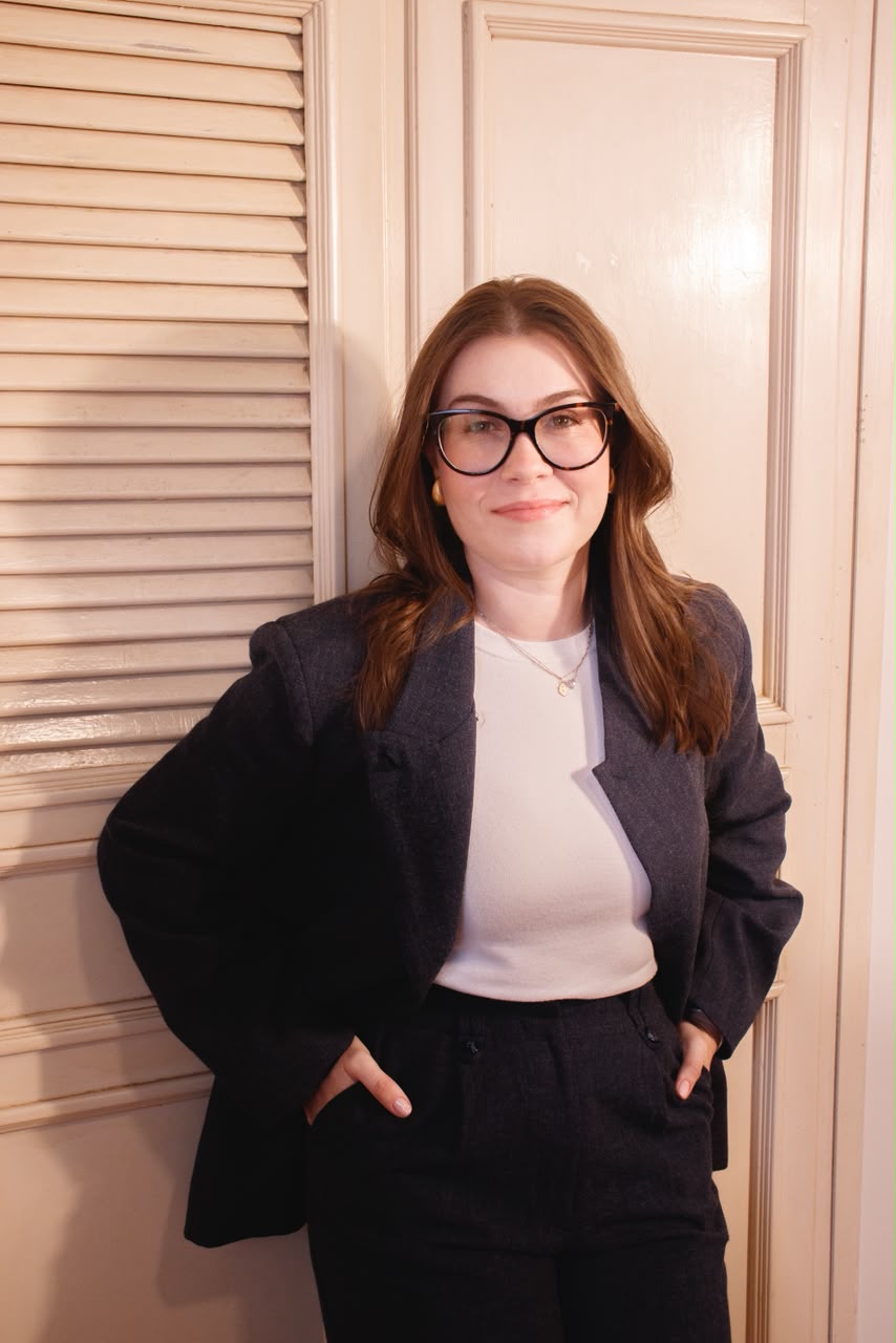 Retrato de Gabriela Venturella de Souza em seu escritório